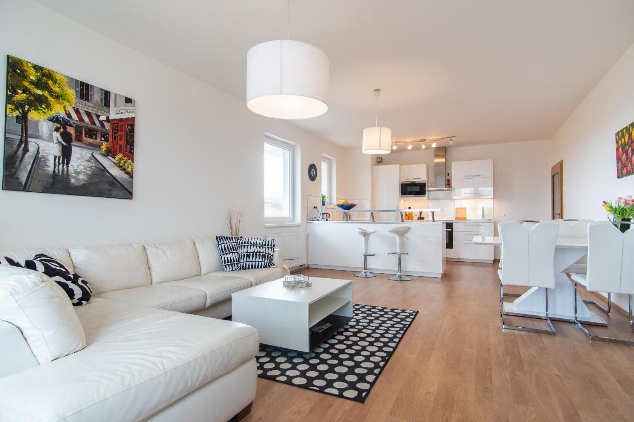 Prostorny 3 Pokojovy Apartman S Dvema Terasami Prague Luaran gambar